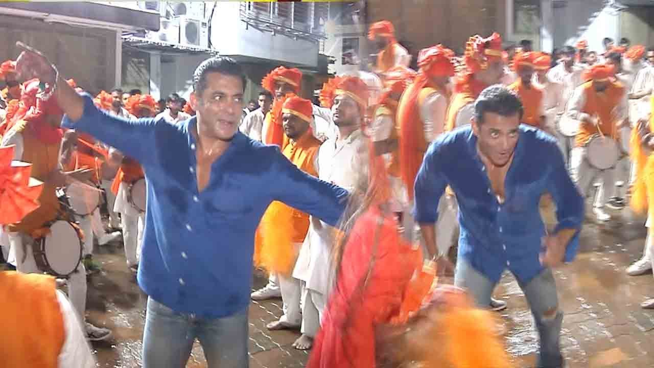 Salman Khans ZABARDUST Faadu Dancing On Nasik Dhol At Ganpati Visarjan 2019 Wid Family