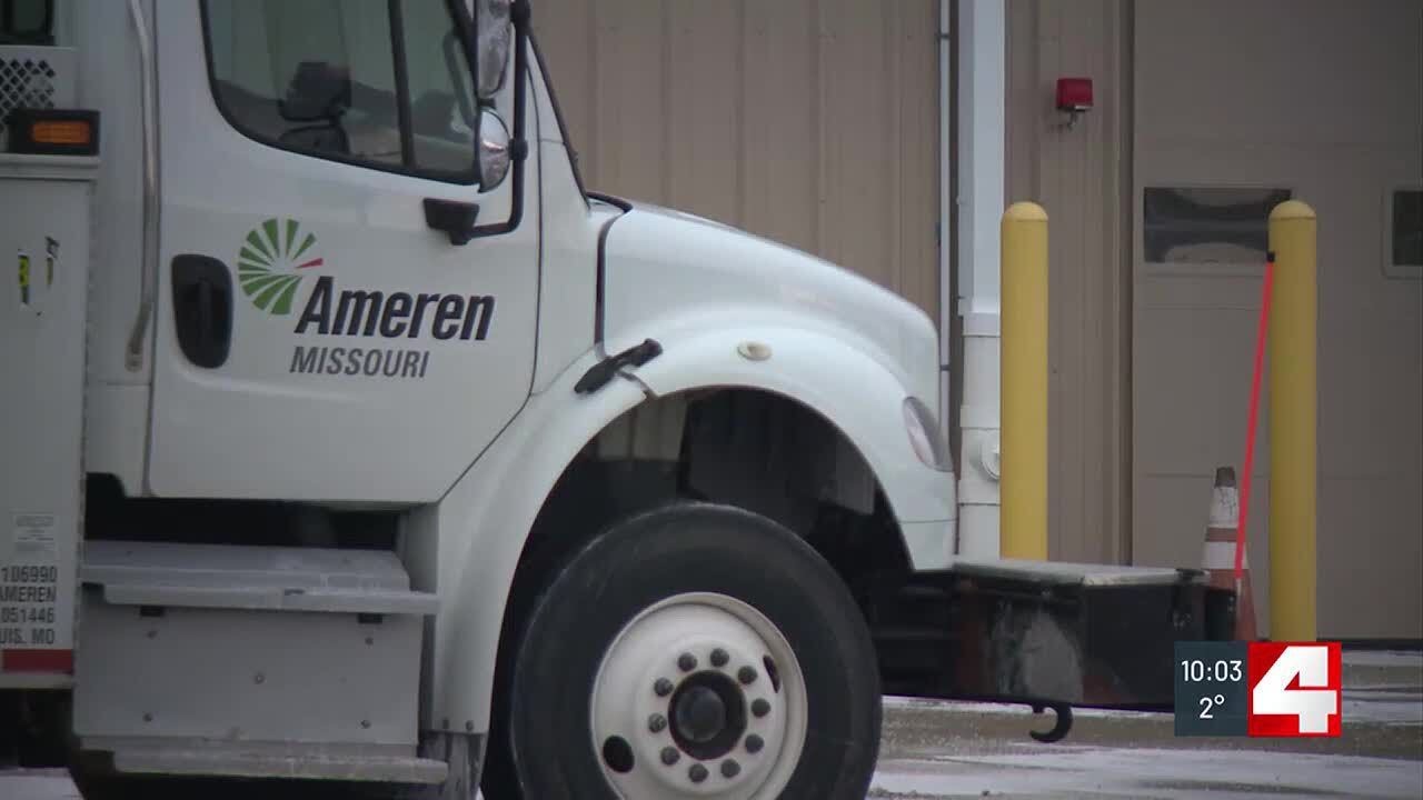 Ameren crews work in frigid temps to restore power - YouTube