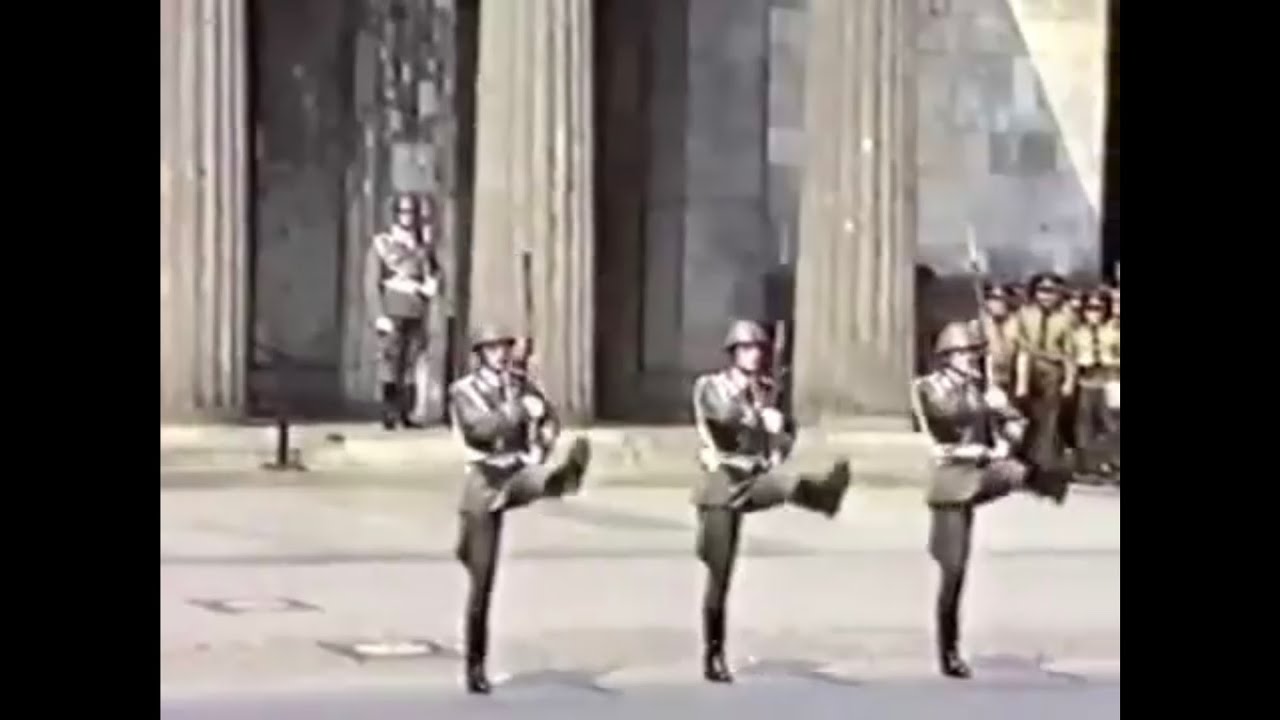 NVA-Großer Wachaufzug Unter den Linden Berlin 1990