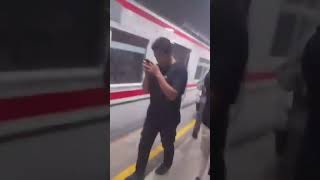 PENUMPANG PANIK! KRL vs Kereta Agro Bromo #krl  #keretaapi #kecelakaan