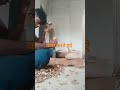खिड़की का दरवाजा बनाते हुए