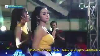 Story wa dangdut, goyang hot cewek sexy nyanyi lagu 'kartonyono medot janji'!!!!