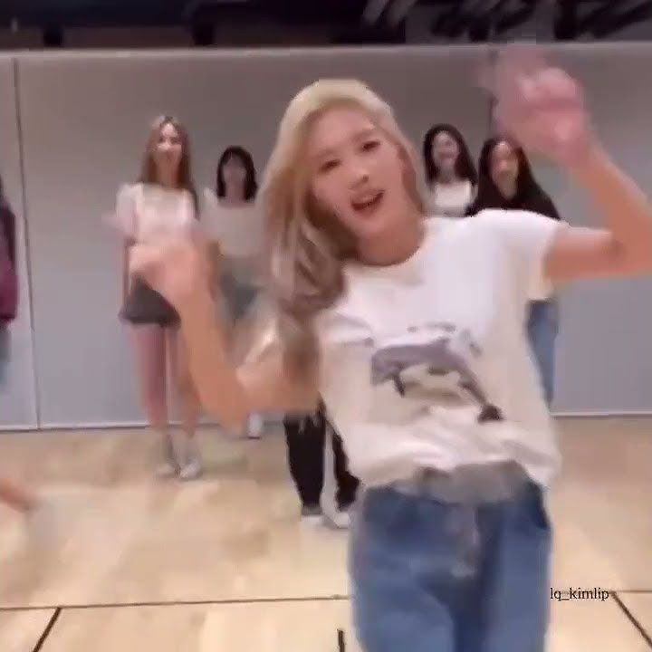 Kim Lip dancing is so satisfying to watch, she is just excellent..