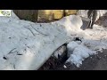 車検に出す軽トラを入れた車庫前の除雪で水が流れる側溝に雪をどんどん入れました