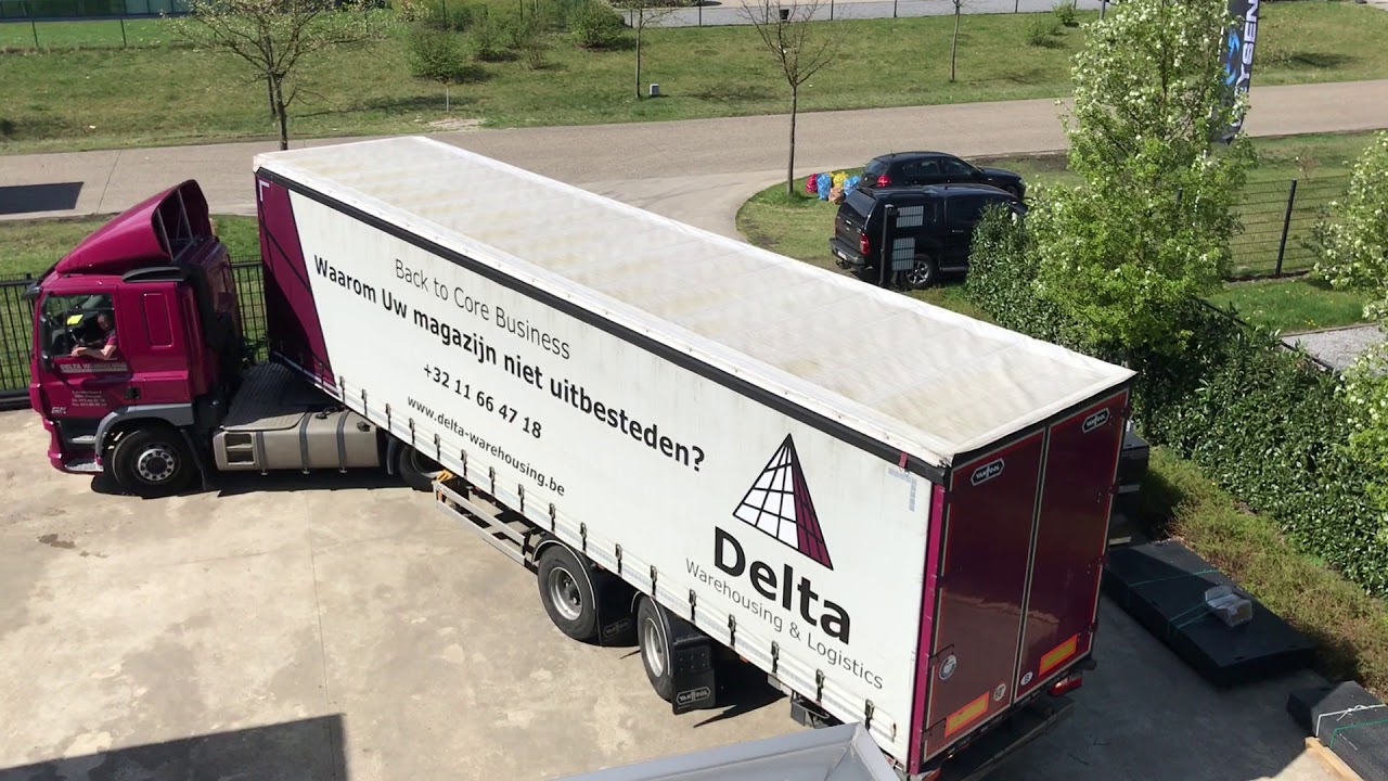 Keren vrachtwagen op eigen terrein