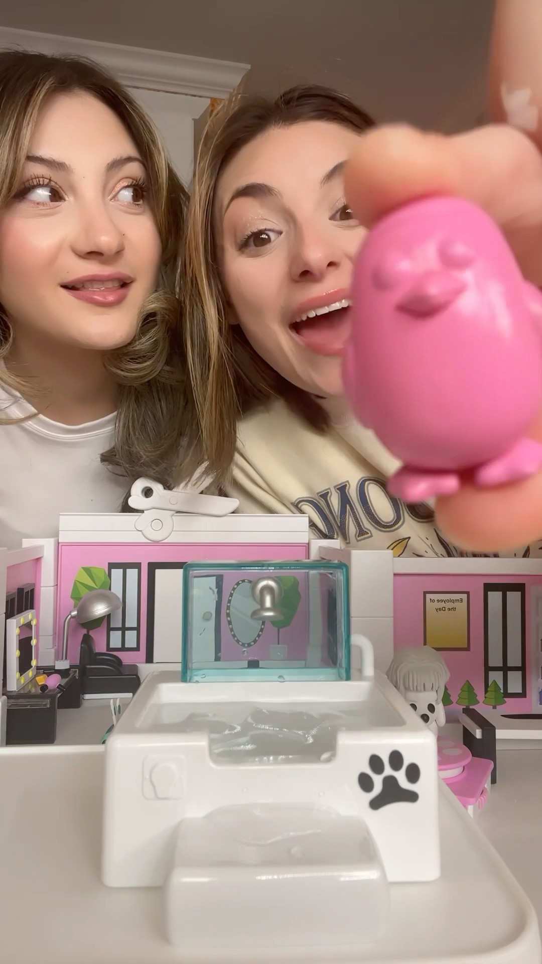 This Adopt Me Salon is so much fun with color changing pets!! ? #roblox