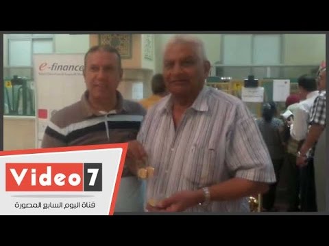 بالفيديو هواة جمع العملة يتسابقون لشراء العملات التذكارية لقناة السويس الجديدة