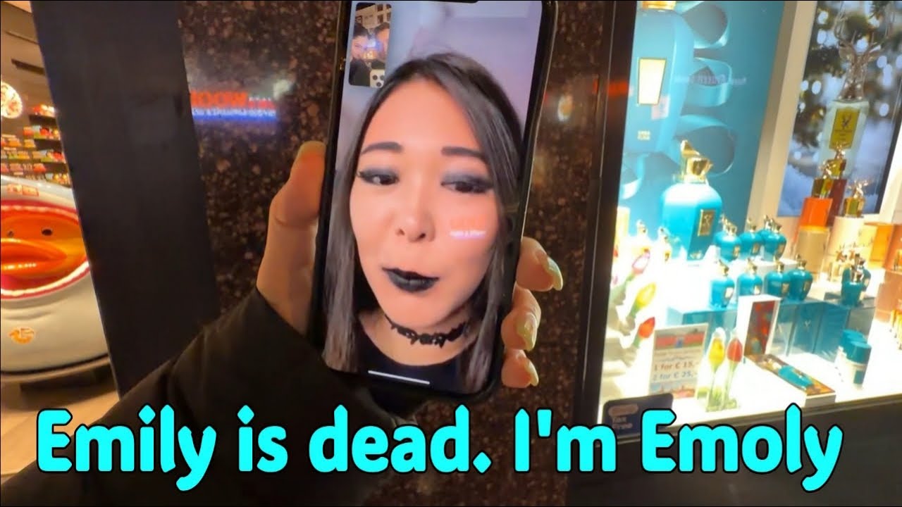 Артур и Джулия разговаривают с Экстраэмили, также известной как Эмоли