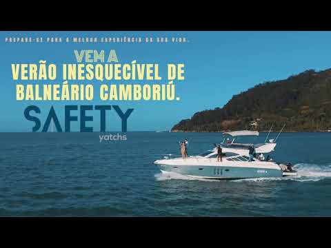 Aluguel de lancha em Balneário Camboriú com vista aérea da orla e embarcações no mar