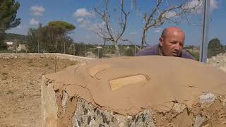 Finitura Di Una Colonna Con Malta Pietra Rustica Color Terra