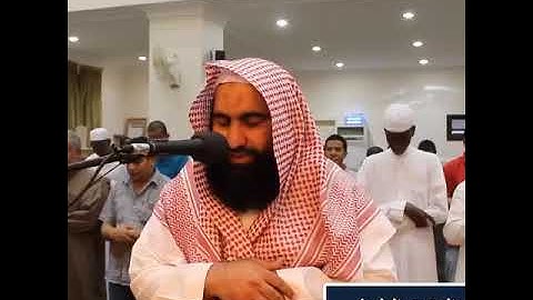 بجمال صوته وبتلاوة خاشعة يتقدم المصلين القاريء الشيخ عبد العزيز البلوشي