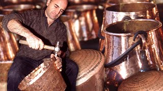 MARMITA DE COBRE a golpe de martillo. Moldeado de este metal a mano para elaborar una OLLA artesanal