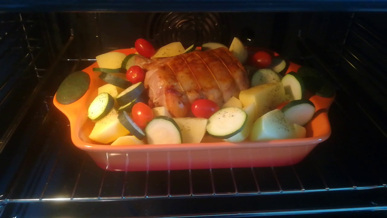 Gefüllter Schweinerollbraten im Backofen mit Kartoffeln und Zucchini ...