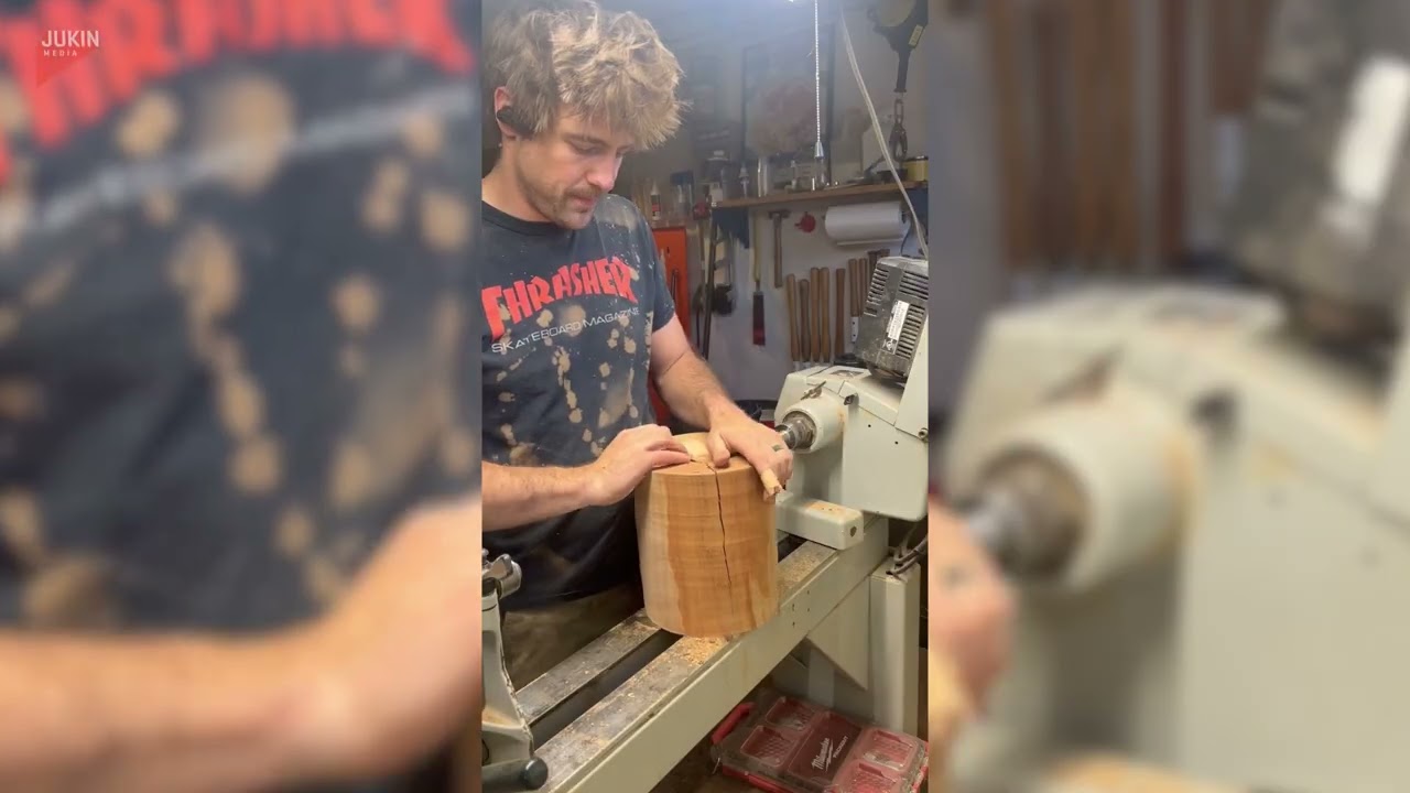 Человек случайно ударился пальцем и позже сломал бревно пополам - 1794233