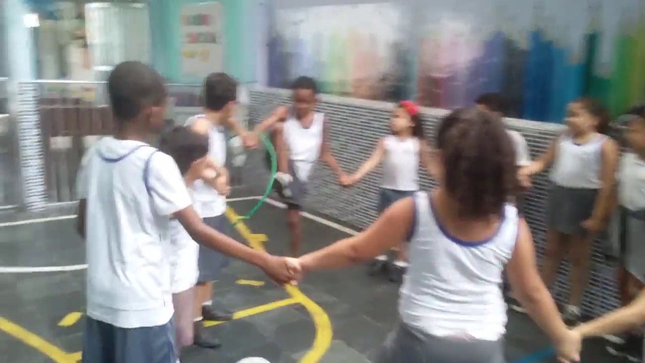 Веселая игра: передача обруча.