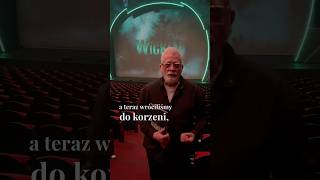REAKTOR RACZKA: premiera WICKED (Teatr Roma)
Wczoraj w Teatrze Roma w Warszawie odbyła się premiera musicalu WICKED – tak, tego samego, który od 22 lat jest grany z sukcesem na Broadwayu, a ostatnio został sfilmowany i uoscarowiony jako przebój kinowy. Na premierę w Romie przyjechali autorzy musicalu – Stephen Schwartz i Winnie Holzman – i muszę powiedzieć że udało się! WICKED w Romie ogląda się prawie jakby to było na Broadwayu. Zespół Teatru jest zgraną drużyną, ale ma także kilkoro świetnych solistów. Wśród nich najbardziej broadwayowski wydał mi się Damian Aleksander jako Czarodziej z Krainy Oz.
#wicked #teatrroma #roma #warszawa #musical #teatrmuzycznyroma REAKTOR RACZKA: premiera WICKED (Teatr Roma)