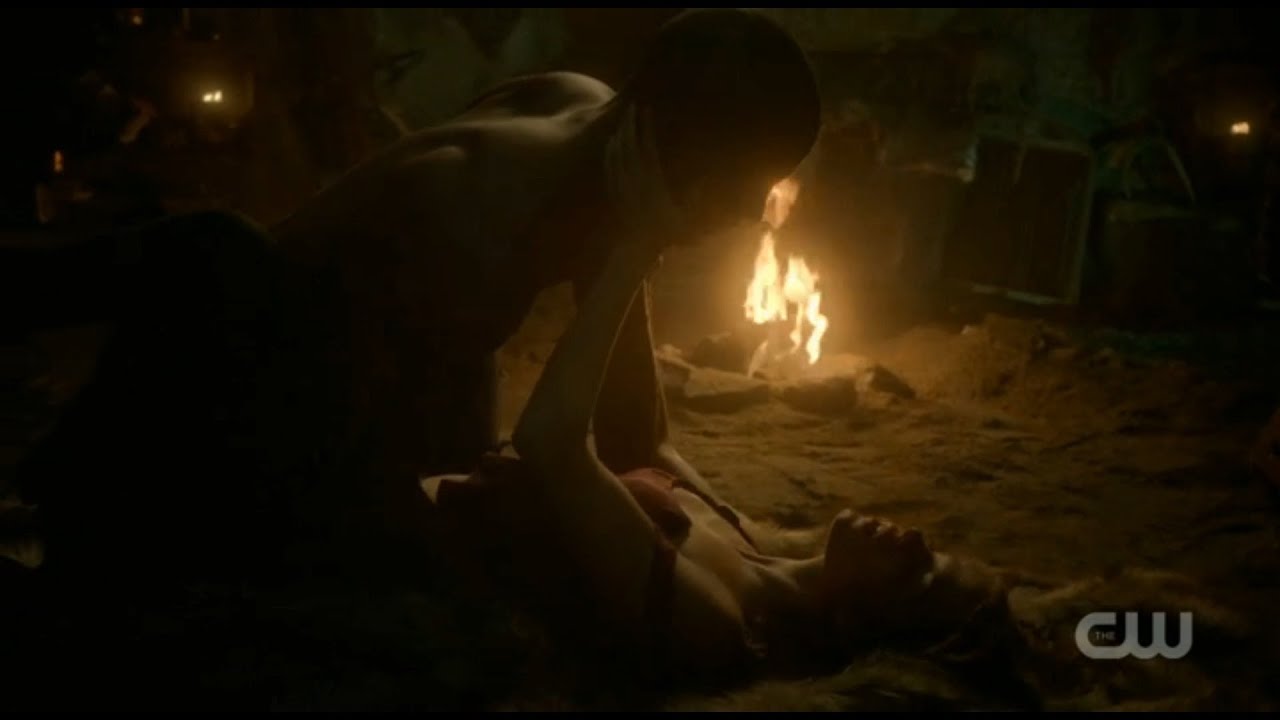 Oyoqlari yoyilgan qizning mushuk surati Katya Sambuca anal porno