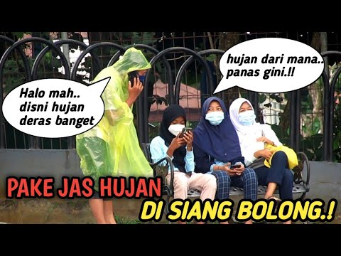 Prank Pake Jas Hujan Di Siang Bolong bikin Orang bingung ...