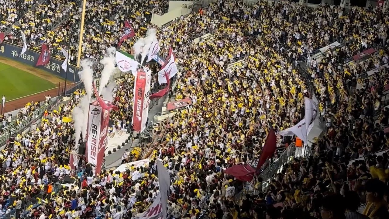 [2024 PO 3차전] 다시 잠실로 온 트윈스!!! 1회 LG트윈스 승리의 라인업송 떼창 현장 직캠🔥 (2024.10.17 vs 삼성)