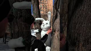 This Man Shocked Everyone When He Created A Human - Sized Snow Rabbit 🐰❄️ Resimi