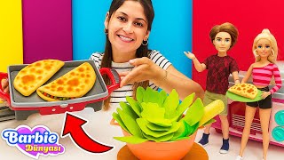 Barbie ve Ken acıktı! Ayşe, onlar için otlu gözleme yapıyor! Yemek yapma oyunları.