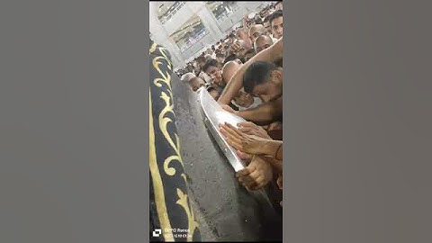 BERDESAK-DESAKAN MENCIUM HAJAR ASWAD, JANGAN SAMPAI MENYAKITI JAMAAH LAIN