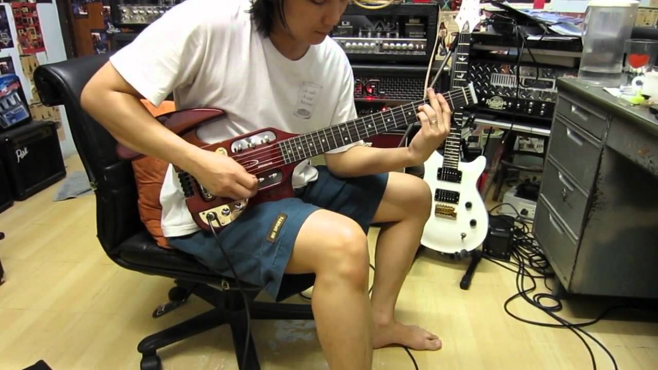 Traveler Speedster Guitar - YouTube