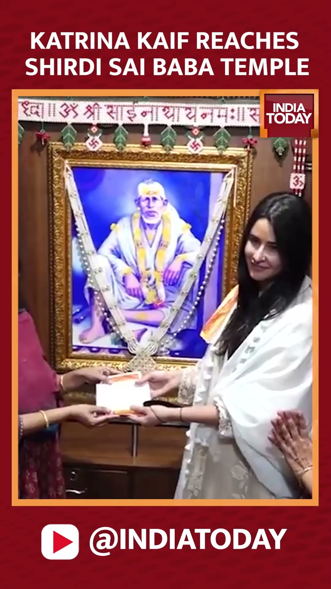 Katrina Kaif Visits Shirdi Saibaba Mandir, Offers Prayer #shorts #katrinakaif #shirdi