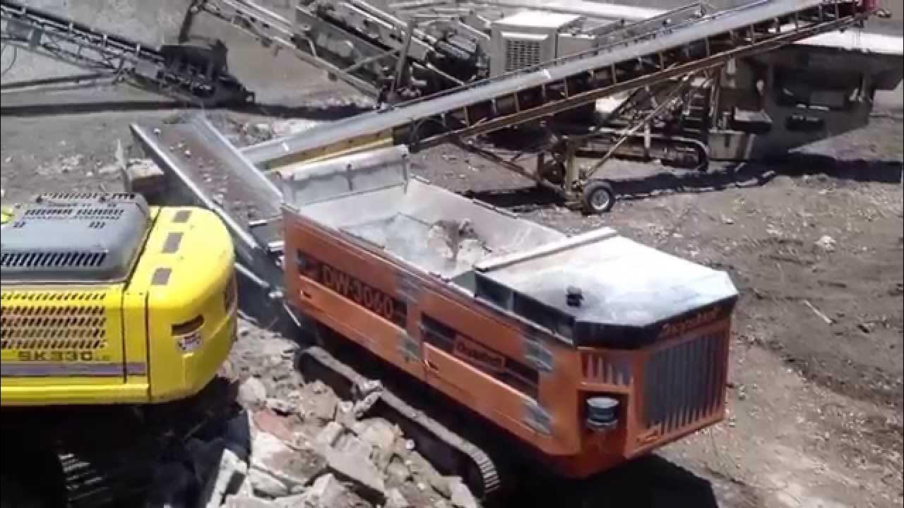 Shredding concrete with rebar, then crushing concrete, amazing machine