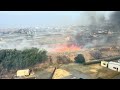 強風に煽られ河川敷を駆け上がる火焔!! / Fanned by the strong wind, flames rush up the riverbed!