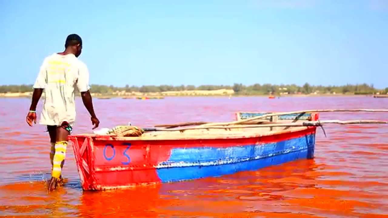 Petani garam di Danau Retba | Foto: Excelsis Ghana / Youtube