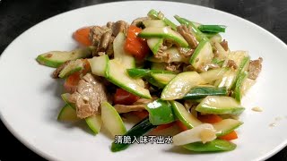 西葫芦炒肉怎么做才好吃，掌握技巧，清脆入味不出水，营养又下饭