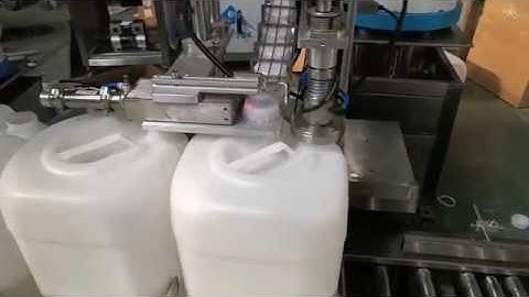 Automatic pick and place capping machine for jerry cans