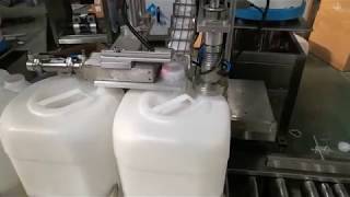 Automatic pick and place capping machine for jerry cans