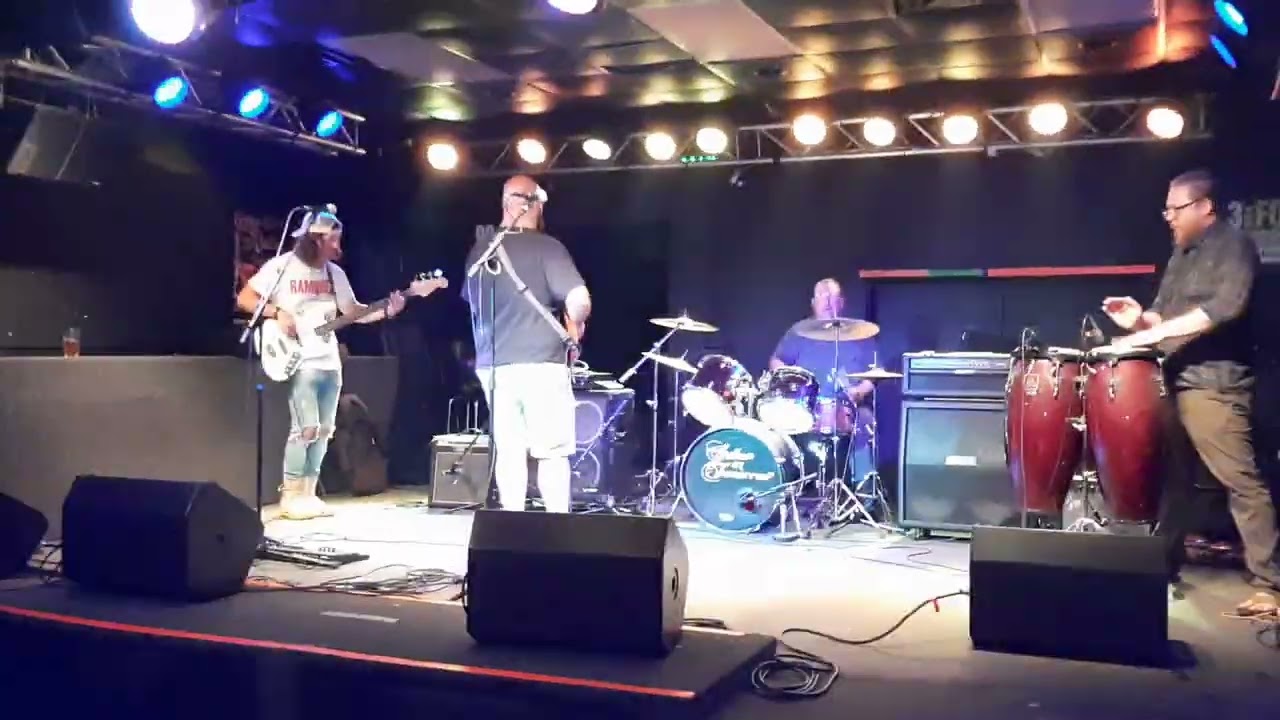 Open Mic at Blue Fox Billiards, Tim Cintron Leads the Jam, 2022 08 08 auf YouTube ansehen Open Mic at Blue Fox Billiards, Tim Cintron Leads the Jam, 2022 08 08 auf YouTube ansehen