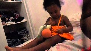 Elá Ainda Mama E Acha Que A Boneca Mama Também