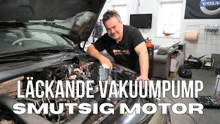Fixar en läckande vakuumpump på Volvo XC70 Magda. Slut på oljeklet över motor och växellåda.