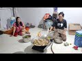 ibu ibu memasak didapur