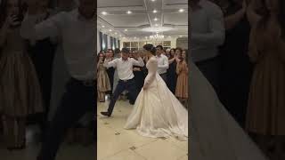 Отец жениха танцует с невестой под блатную песню.