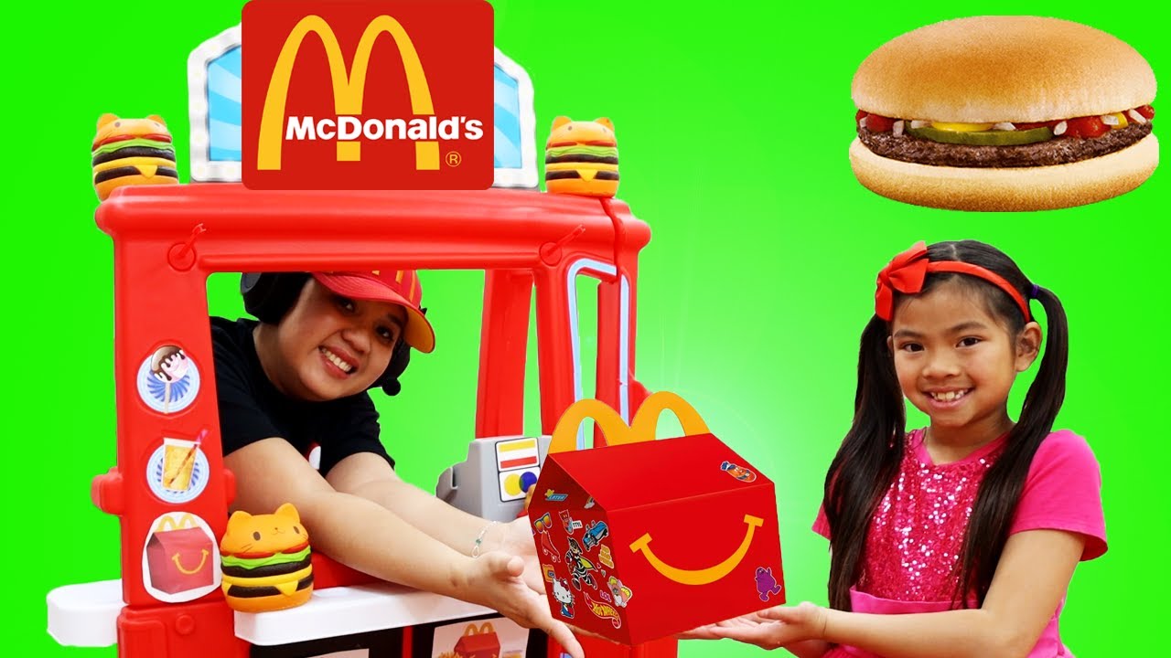 ⁣맥도날드 해피밀 드라이브 스루 역할놀이를 하는 엠마  아이들을 위한 음식 장난감
