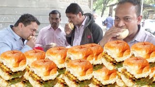 Mumbai Ka Special Vada Pav | Tasty & Spicy Evening Snacks |  People Enjoying it a lot