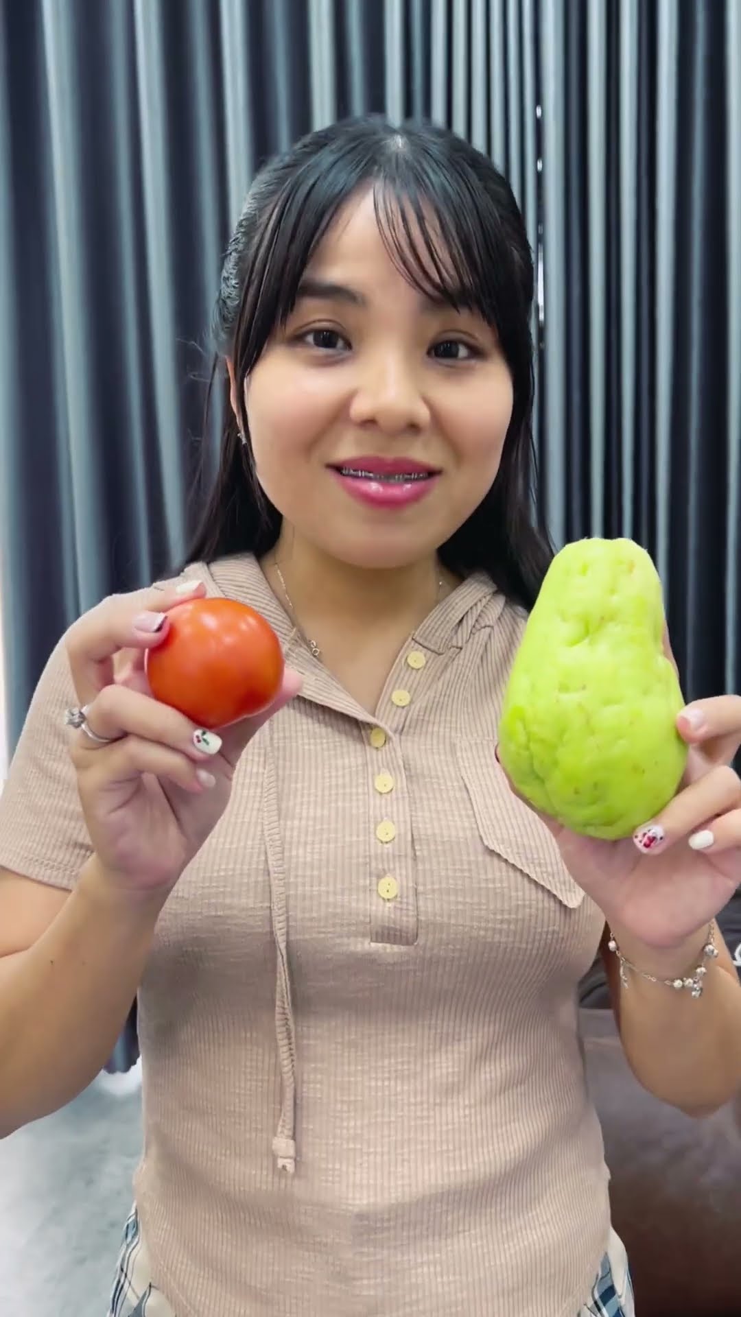 LNS -  Con gái nhỏ muốn uống Coca || Coca Cola vs Tomato battle #shorts