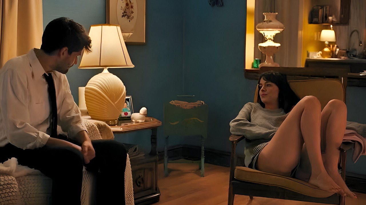 مطلقة تلعب بمشاعر شاب أصغر منها بـ 20 سنة ملخص فيلم