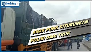 Polisi Turunkan Paksa Anak Punk yang Naik Truk