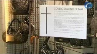 Los comerciantes de Arenys anuncian con esquelas la muerte de sus negocios