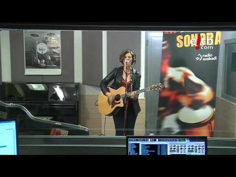 Eleanor McEvoy sings "I knew the bride (when she used to rock 'n roll)" at La Jungla Sonora