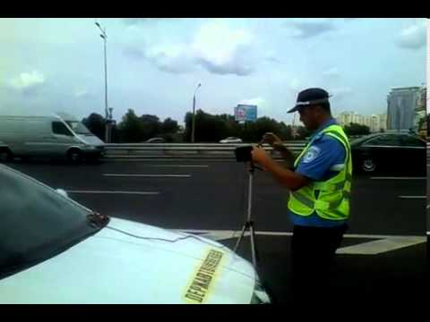 Инспектор ГАИ уберите машину