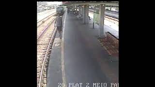 Pageiro Fica Imprensado Entre Trem Da Supervia E Plataforma