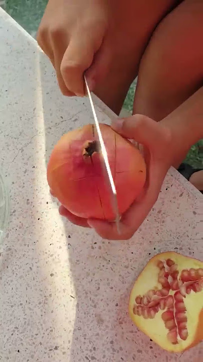 Vinh lần đầu gọt trái lựu #shorts