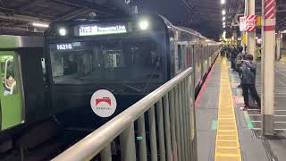 Netflix 黒い山手線E235系　新宿駅発車